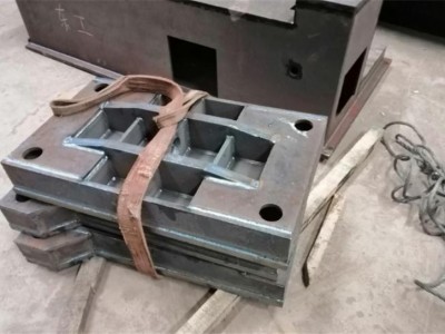 特大型打砂設(shè)備，對(duì)所有特大型金屬件表面打砂清除表面雜質(zhì)